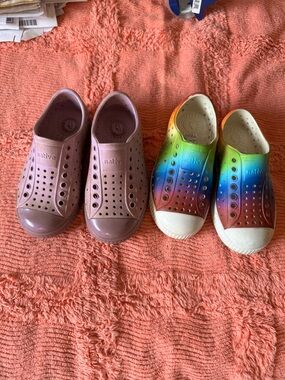 Native Kids Water Shoes – Mauve and Rainbow Gradient